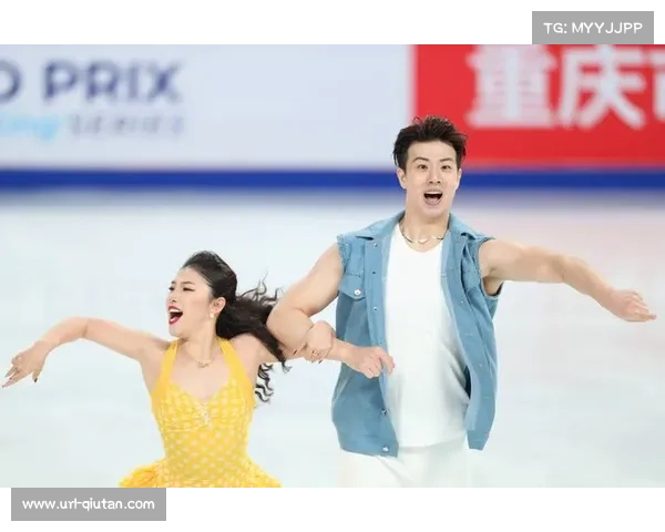 中国杯冰舞赛后观众投掷玩偶,选手与教练互动瞬间 中国杯冰舞赛后观众投掷玩偶,选手与教练互动瞬间