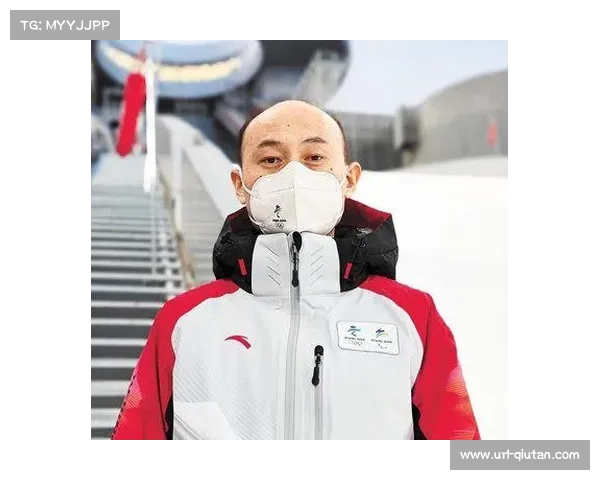 大雪中比赛继续，球员穿戴紧身衣保暖